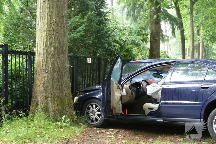 Automobilist gewond na knal op boom en auto