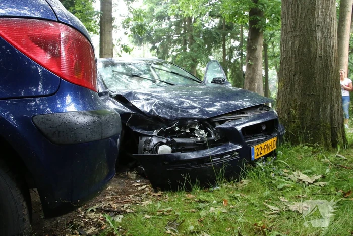Automobilist gewond na knal op boom en auto