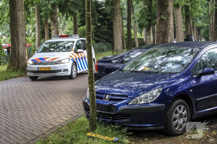 Automobilist gewond na knal op boom en auto