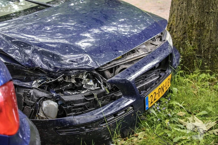 Automobilist gewond na knal op boom en auto