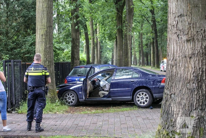 Automobilist gewond na knal op boom en auto