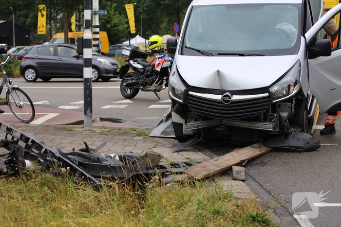 Bestelbus rijdt stoplicht uit de grond na uitwijkmanoeurve