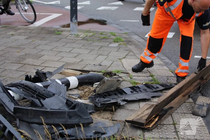 Bestelbus rijdt stoplicht uit de grond na uitwijkmanoeurve