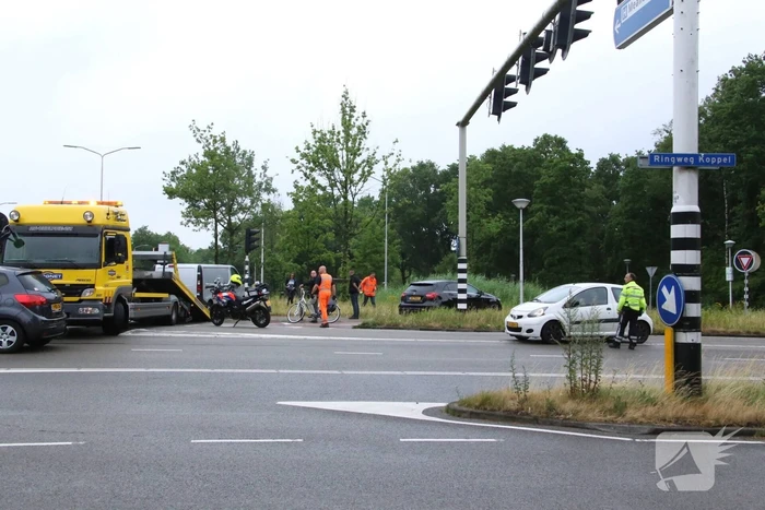 Bestelbus rijdt stoplicht uit de grond na uitwijkmanoeurve