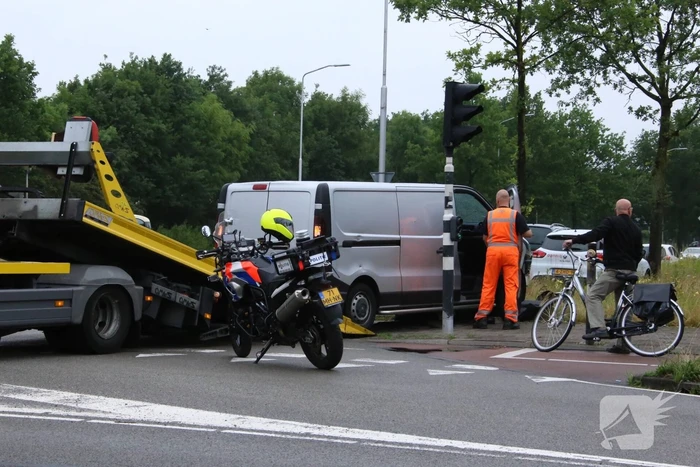 Bestelbus rijdt stoplicht uit de grond na uitwijkmanoeurve
