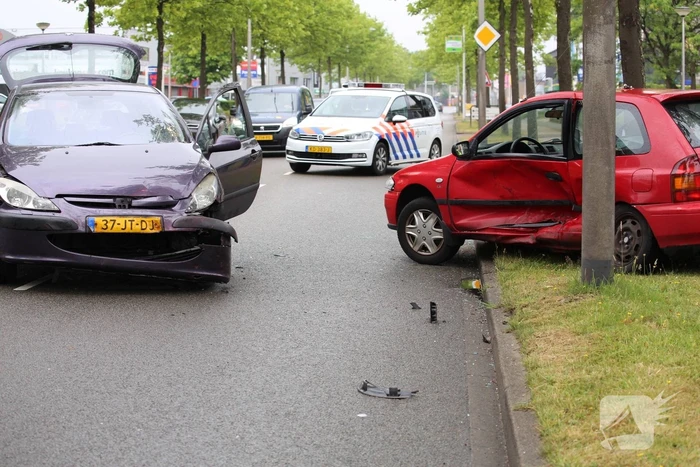 Twee gewonden na flinke crash