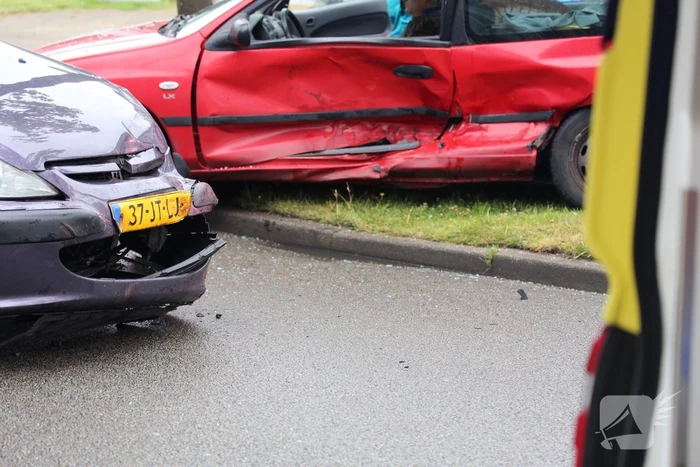 Twee gewonden na flinke crash