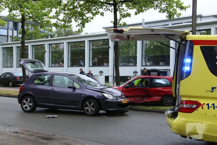 Twee gewonden na flinke crash
