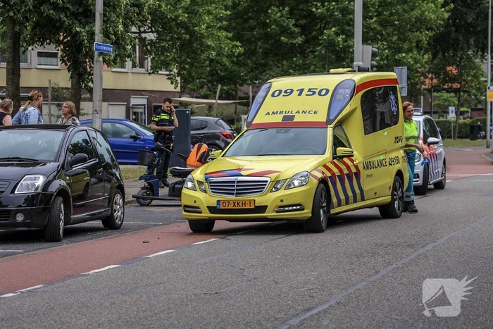 Scootmobiel van achteren aangereden; automobilist rijdt door