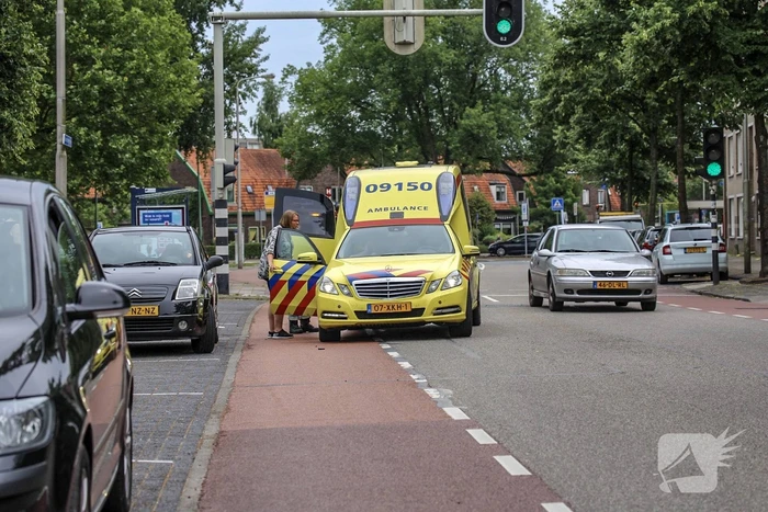 Scootmobiel van achteren aangereden; automobilist rijdt door