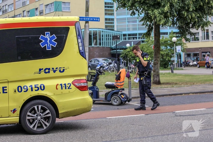 Scootmobiel van achteren aangereden; automobilist rijdt door