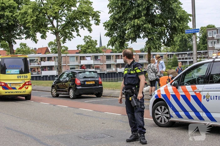 Scootmobiel van achteren aangereden; automobilist rijdt door