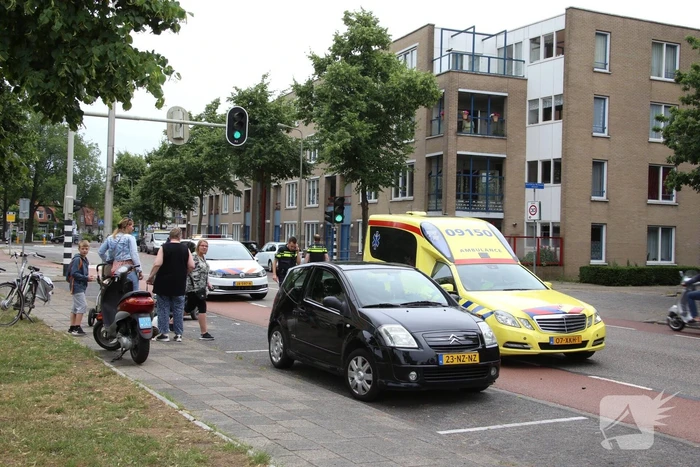 Scootmobiel van achteren aangereden; automobilist rijdt door