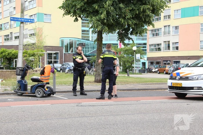 Scootmobiel van achteren aangereden; automobilist rijdt door