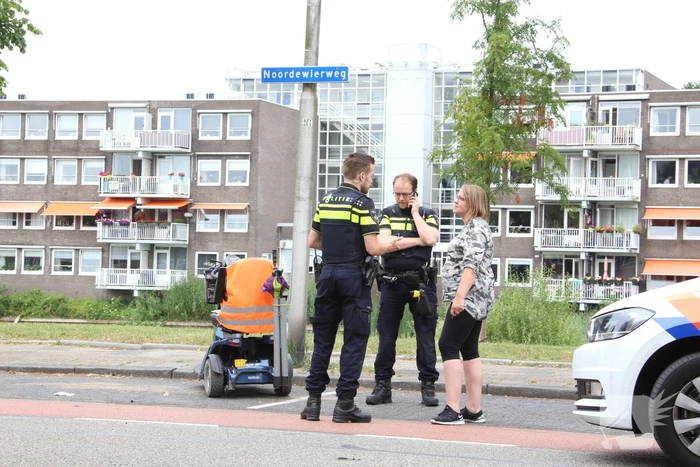 Scootmobiel van achteren aangereden; automobilist rijdt door