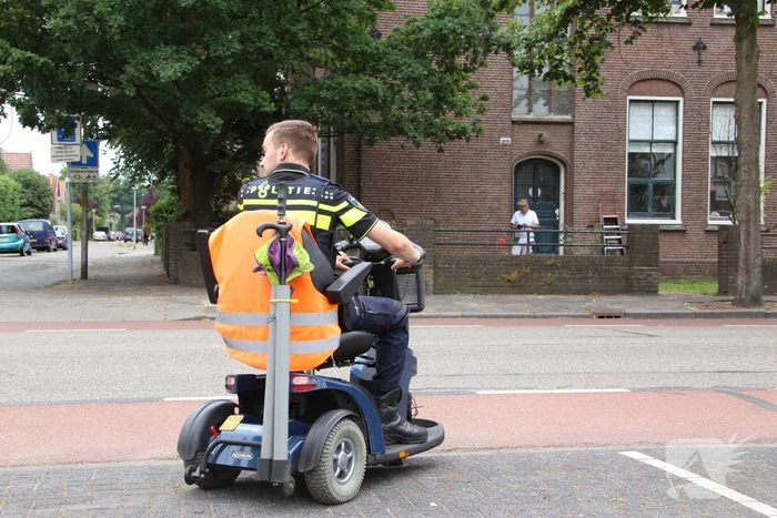 Scootmobiel van achteren aangereden; automobilist rijdt door