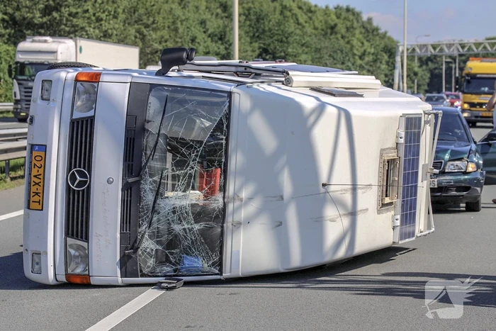 Camper gekanteld na ongeval; automobilist aangehouden