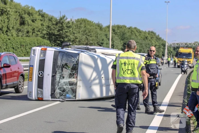 Camper gekanteld na ongeval; automobilist aangehouden