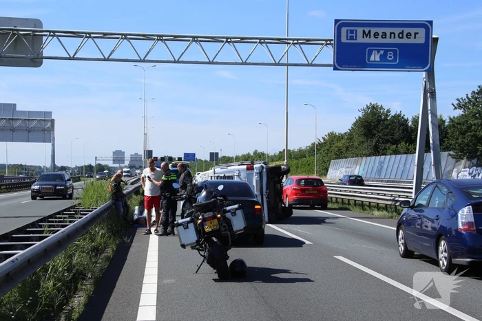 Camper gekanteld na ongeval; automobilist aangehouden