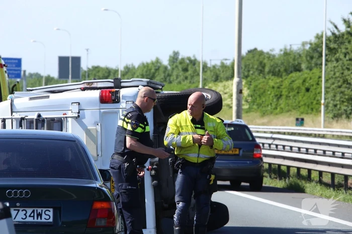 Camper gekanteld na ongeval; automobilist aangehouden