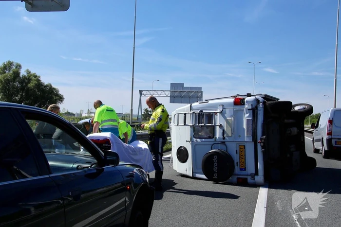 Camper gekanteld na ongeval; automobilist aangehouden