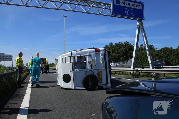 Camper gekanteld na ongeval; automobilist aangehouden