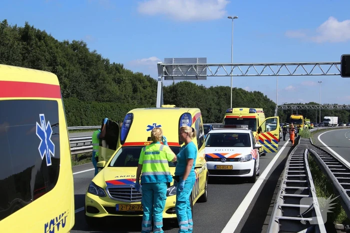 Camper gekanteld na ongeval; automobilist aangehouden