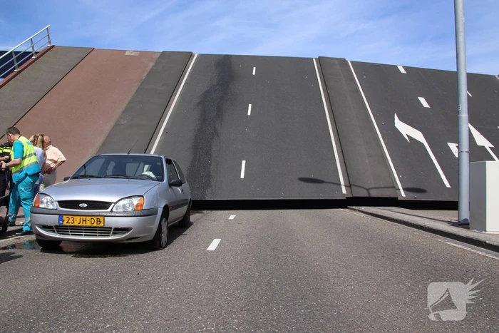 Twee auto's gelanceerd na defecte brug