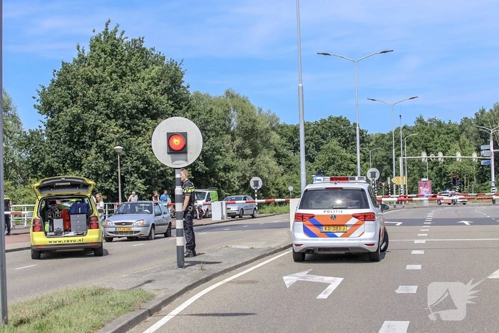 Twee auto's gelanceerd na defecte brug