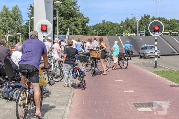 Twee auto's gelanceerd na defecte brug