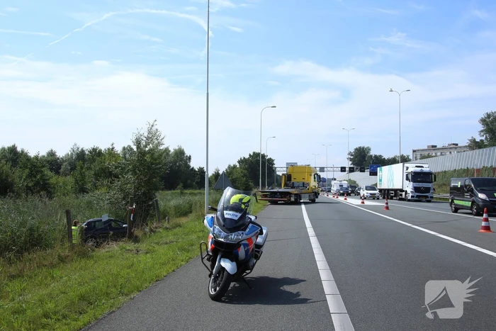 Auto raakt van de snelweg door rotzooi op de rijbaan
