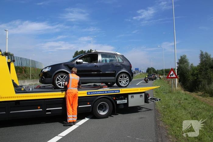 Auto raakt van de snelweg door rotzooi op de rijbaan