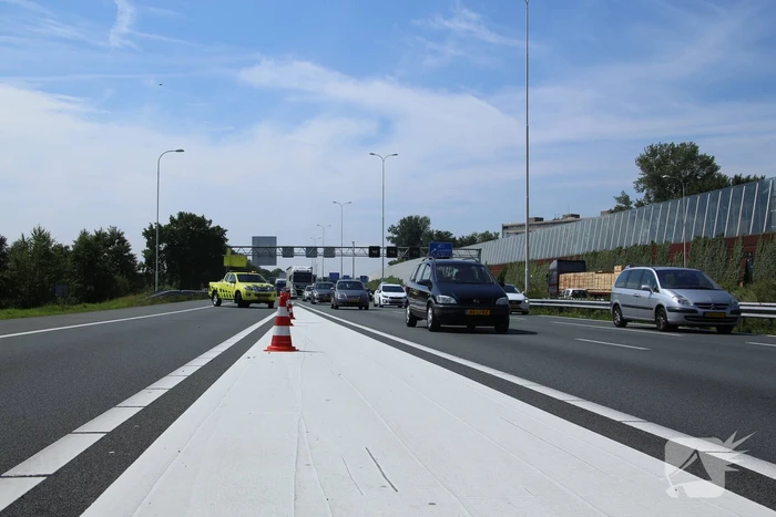Auto raakt van de snelweg door rotzooi op de rijbaan
