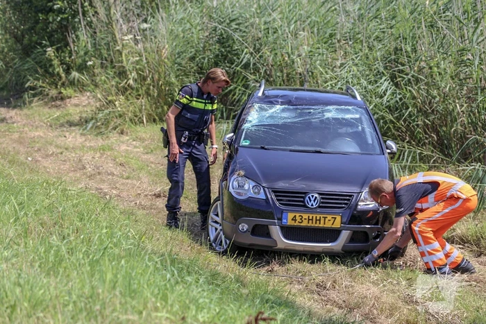 Auto raakt van de snelweg door rotzooi op de rijbaan
