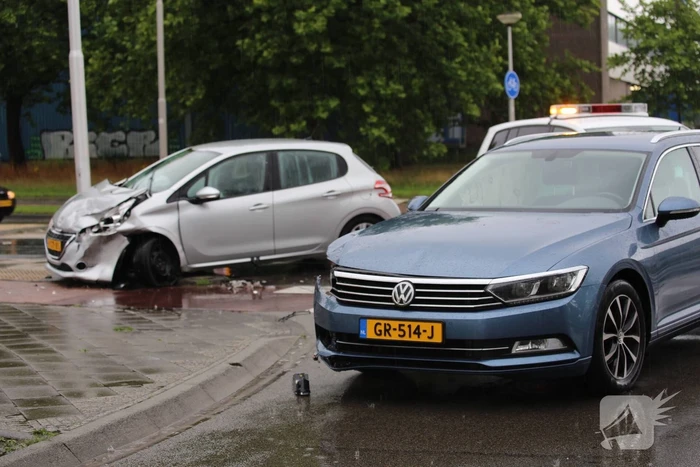 Veel schade bij aanrijding op kruising