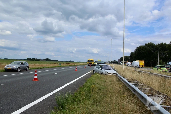Auto knalt op vangrail na kop-staart aanrijding