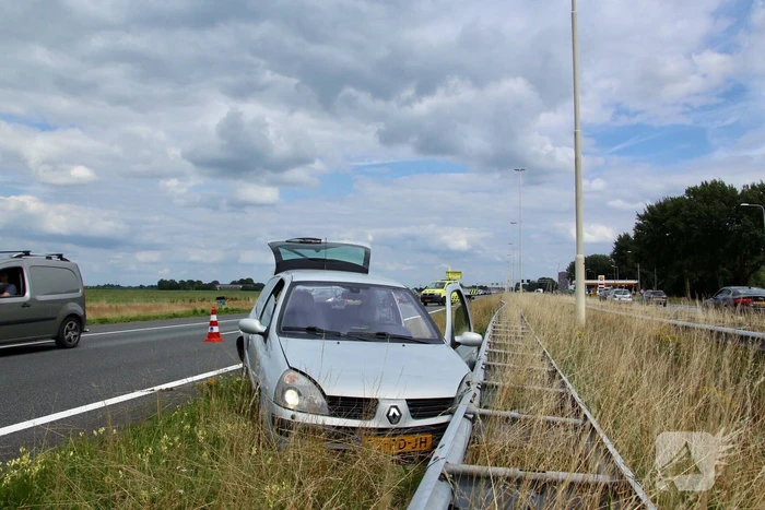 Auto knalt op vangrail na kop-staart aanrijding