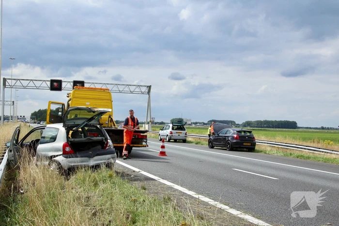 Auto knalt op vangrail na kop-staart aanrijding