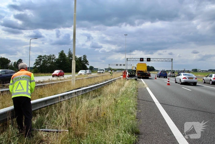 Auto knalt op vangrail na kop-staart aanrijding
