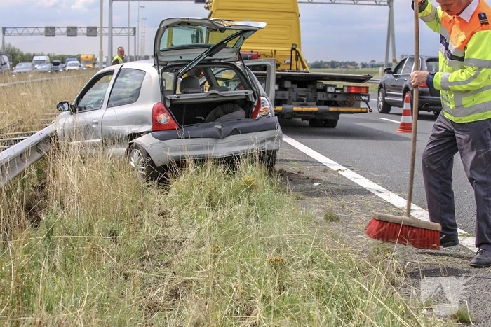 Auto knalt op vangrail na kop-staart aanrijding