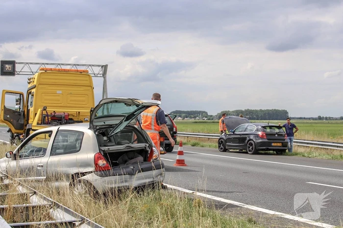 Auto knalt op vangrail na kop-staart aanrijding