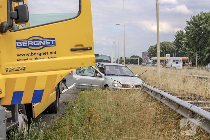 Auto knalt op vangrail na kop-staart aanrijding