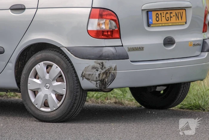 Auto knalt op vangrail na kop-staart aanrijding