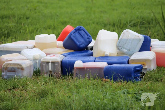 Meerdere plaatsen tientallen vaten gedumpt