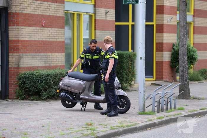 Scooterrijder zonder rijbewijs veroorzaakt ongeval