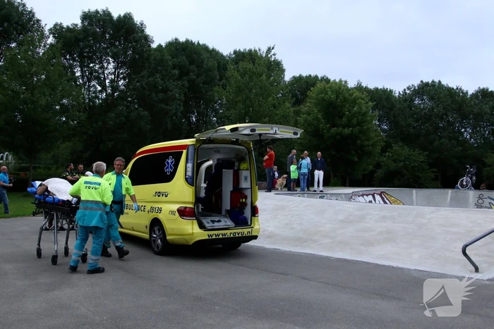 Fietser maakt tuimeling in stuntkuil