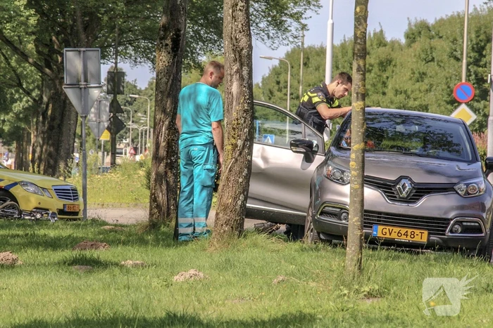 Fietsster knalt tegen portier