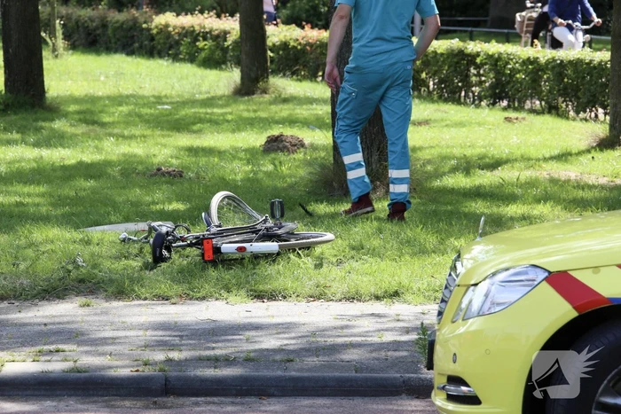 Fietsster knalt tegen portier