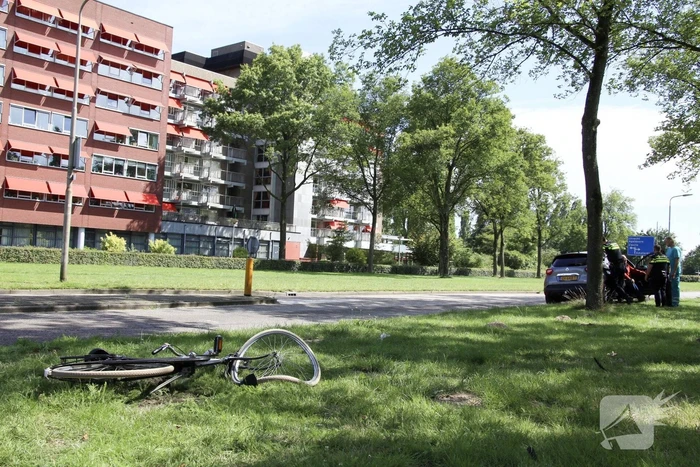 Fietsster knalt tegen portier