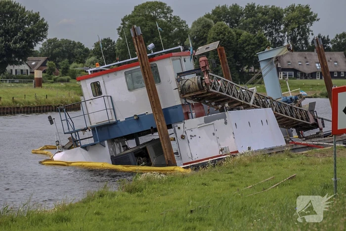 Overslagschip zinkt